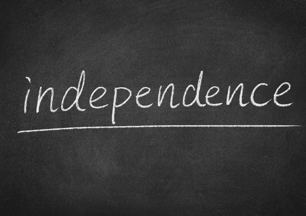 Bağımsızlık Kavramı Kelime Yazı Tahtası Arka Plan Üzerinde — Stok fotoğraf