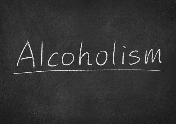 酒精中毒概念词在黑板背景上 — 图库照片