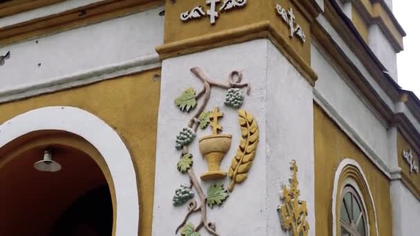 Вертикальная панорама фасада и декора православной церкви — стоковое видео