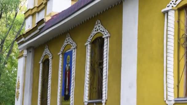 Panorama vertical de la fachada de la antigua iglesia ortodoxa — Vídeo de stock