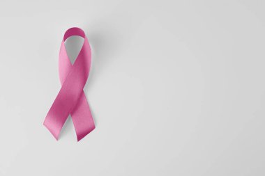 Göğüs kanseri farkındalığı sembolü olarak pembe arka plan kağıdındaki tatlı pembe kurdele şekli Ekim ayındaki kampanyada tanıtılacak.