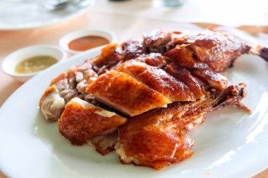 Kızarmış ördek ve kızarmış deri sulu..