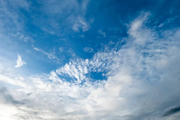 Beyaz Bulut Güzel Mavi Gökyüzü Arkaplanı — Stok fotoğraf