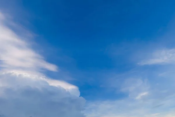 Beyaz Bulut Güzel Mavi Gökyüzü Arkaplanı — Stok fotoğraf
