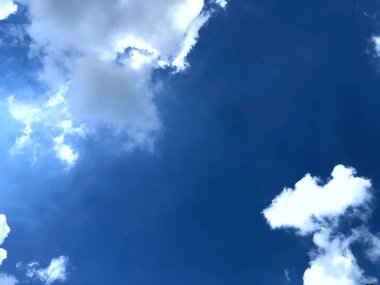 Beyaz bulut ve güzel mavi gökyüzü arkaplanı