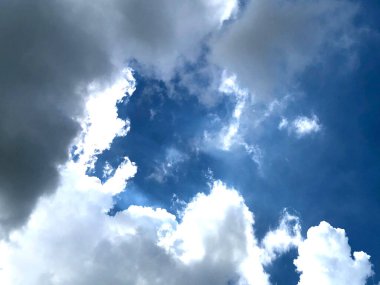 Beyaz bulut ve güzel mavi gökyüzü arkaplanı, yağmurdan önce bulut