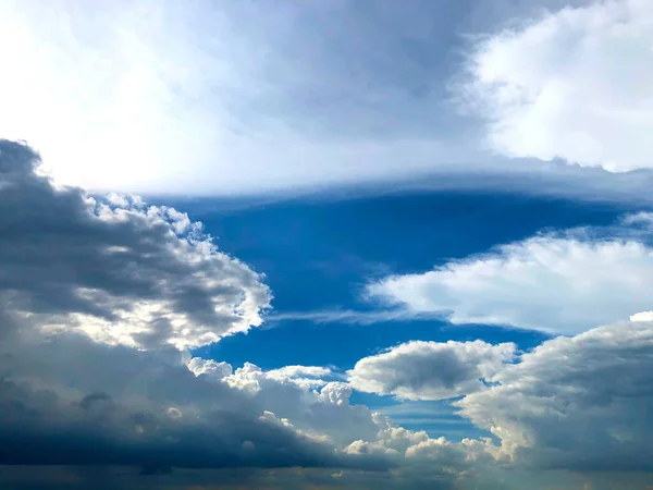 Beyaz Bulut Güzel Mavi Gökyüzü Arkaplanı Yağmurdan Önce Bulut — Stok fotoğraf