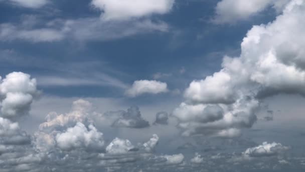 Σύννεφα Που Κινούνται Όμορφο Καθαρό Γαλάζιο Ουρανό Όμορφο Φωτεινό Cloudscape — Αρχείο Βίντεο