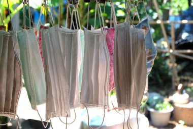 Kumaş yüz maskesi yıkanabilir ve yeniden kullanılabilir güneşte kurutulabilir, Covid-19 veya Coronavirus 'u engelleyebilir, kendi kendine dikebilen bir maske.