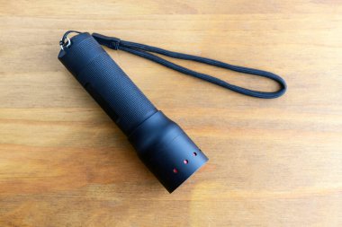 Ahşap arka planda küçük el feneri..