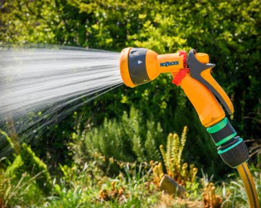 Bahçeyi sprey silahla sulamak..