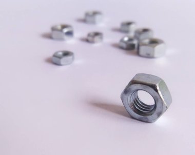 Demir maddeler masada.