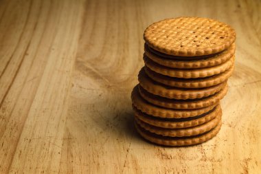 Tahta arka planda çikolata dolu bir bisküvi kulesi