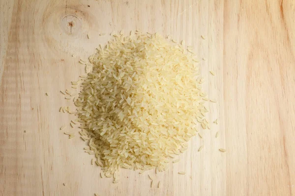 Haufen Roher Runder Reis Auf Hellem Holzbrett — Stockfoto