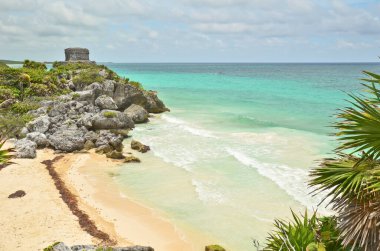 Playa casi desierta a la orilla del sitio arqueolgico de Tulum, Meksika
