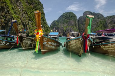Barcos encallados en las playas de maya Bay, islas Phi Phi. Tailandia