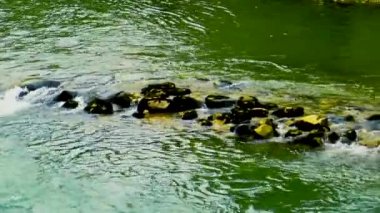 Nehir suyu taşın üzerinden akar, bariyer oluşturur, çok az taşar..