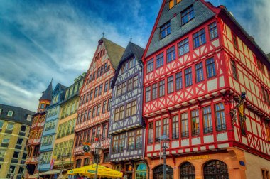 FRANKFURT AM MAIN, GERMANY, 15 Şubat 2020: Frankfurt am Main, Almanya 'daki Eski Şehir' de geleneksel Alman tarzı eski ev cephesi dekorasyonu.