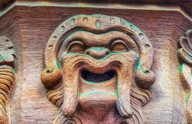 FRANKFURT AM MAIN, GERMANY, 16 Şubat 2020: Frankfurt am Main, Almanya şehir merkezindeki kamu binası cephesinde Bas rahatlatıcı dekoratif heykel.