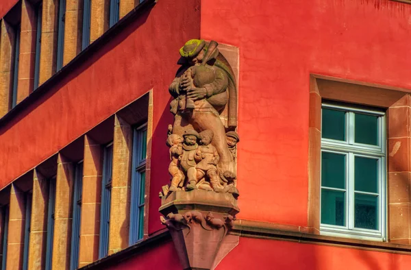 Frankfurt Main Alemanha Fevereiro 2020 Estátua Pedra Vermelha Canto Edifício — Fotografia de Stock