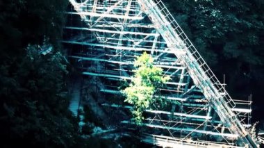 Bosna-Hersek 'in Jablanica kentinde yer alan 2. Dünya Savaşı' nda Neretva Nehri üzerindeki eski demiryolu köprüsü yıkıldı.