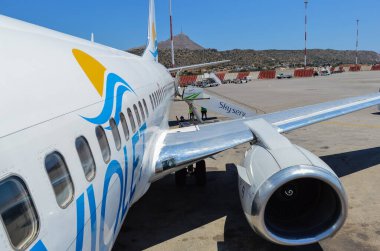 CHANIA, CRETE, GREECE: 13 Temmuz 2015: Yunanistan 'ın Girit adasındaki Chania Uluslararası Havalimanı' nda inişe hazır otoparkta bulunan Aviolet Boeing 737-300.