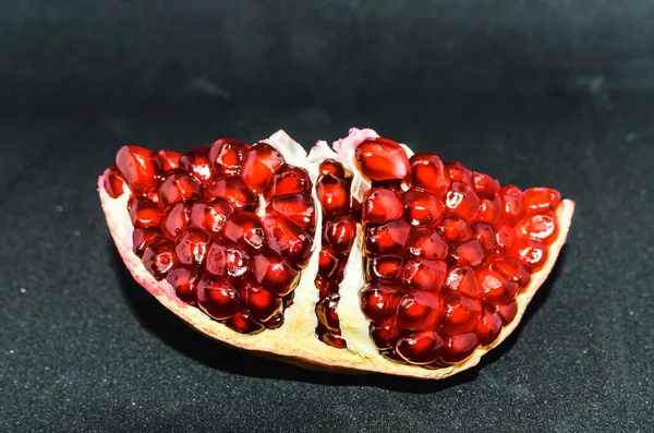 Кусок Граната Спелыми Красными Семенами Черном Фоне — стоковое фото