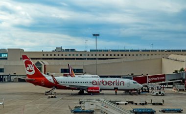 PALMA de MALLORCA, İspanya, 15 Ağustos 2014: İspanya 'nın Mallorca kentindeki Palma de Mallorca uluslararası havaalanında park halinde bulunan Air Berlin uçağı.