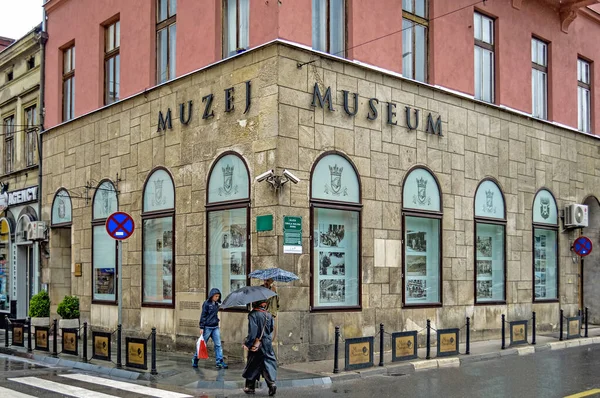 Sarajevo Bósnia Herzegovina Maio 2017 Passam Pessoas Frente Museu Assassinato — Fotografia de Stock