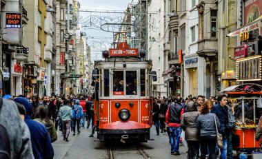 ISTANBUL, TURKEY, Nisan 2015: İstanbul, Türkiye 'nin Taksim Meydanı yakınlarındaki en ünlü cadde ve ana alışveriş merkezlerinden birinde bulunan Istiklal Caddesi' ndeki tarihi tramvay.