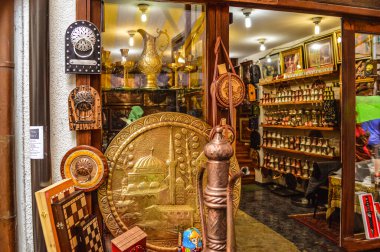 SARAJEVO, BOSNIA VE HERZEGOVINA, 25 Mayıs 2015: Bascarsija, Saraybosna, Bosna-Hersek 'teki geleneksel hediyelik eşya dükkanının içi.