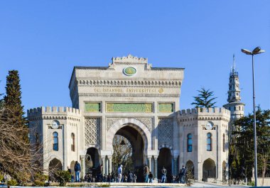 ISTANBUL, TURKEY, Nisan 04 2015: Beyazit Meydanı, İstanbul, Türkiye 'deki İstanbul Üniversitesi' nin ana giriş kapısı.