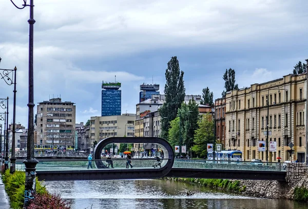 Sarajevo Bósnia Herzegovina Maio 2015 Pessoas Atravessam Ponte Festina Lente — Fotografia de Stock