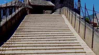 Tamamen boş olan ünlü turistlerin alışılmadık bir resmi, Corona virüsü salgını nedeniyle sıcak yaz günü Bosna-Hersek 'in Mostar kentindeki Eski Köprü' yü cezbediyor..