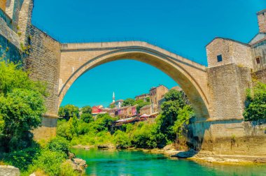 Bosna-Hersek 'in Mostar kentindeki Neretva Nehri üzerindeki ünlü Eski Köprü' ye bak.