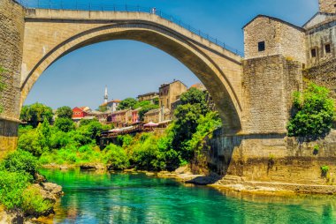 Bosna-Hersek 'in Mostar kentindeki Neretva Nehri üzerindeki ünlü Eski Köprü' de bir kişi duruyor.