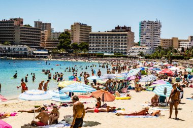 MAGALUF, İspanya, 17 Temmuz 2016: Magaluf, Palma de Mallorca, İspanya 'da yaz günü plajda insanlar.