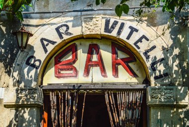 SAVOCA, SICILY, ITALY, 15 Ağustos 2015: Bar Vitteli, Savoca, Baba filminin çekildiği en ünlü film mekanlarından biri.