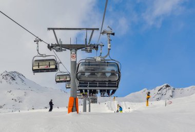 SOELDEN, AUSTRIA, 10 Ocak 2018: Avusturya 'nın Soelden kentindeki kayak merkezi tepedeki kayak asansörü.