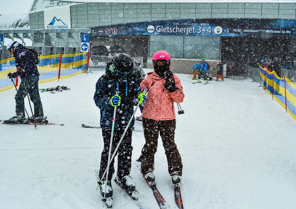 Kaprun Austria January 2016 Skiers Getting Out Ski Lift Make — Stock Photo, Image