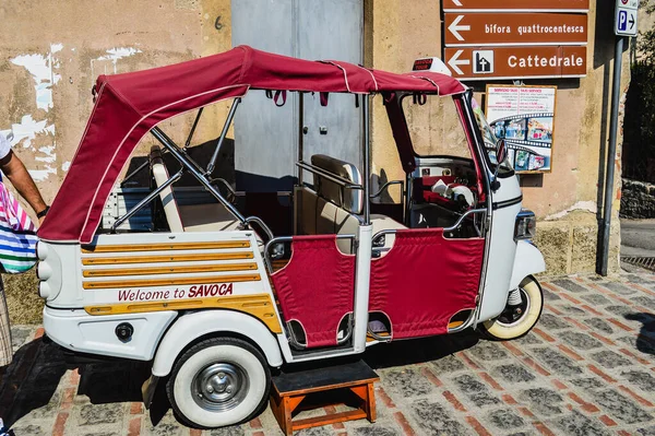 SAVOCA, İtalya, 15 Ağustos 2015: Baba filminin kaydedildiği Sicilya 'nın ünlü Savoca kasabasında turistleri bekleyen eski bir İtalyan aracı.