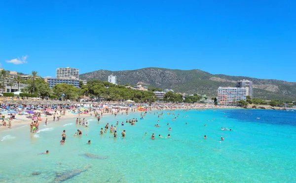 MAGALUF, İspanya, 17 Temmuz 2016: Magaluf, Palma de Mallorca, İspanya 'da yaz günü plajda insanlar.