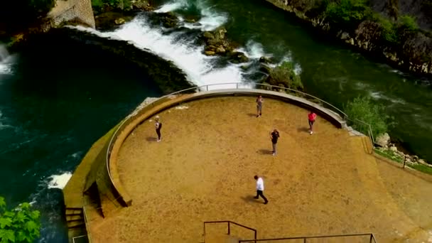 Bosna Hersek Jajce Kentindeki Pliva Nehrinin Büyük Şelalesine Yaptıkları Ziyarette — Stok video