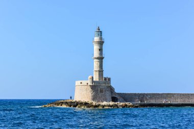 CHANIA, CRETE, GREECE, 15 Temmuz 2015: Yunanistan 'ın Girit kentinin Chania kentindeki eski Venedik limanının girişindeki en ünlü gösterilerden biri olarak güzel bir deniz feneri.