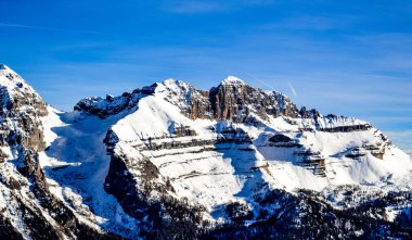 Madonna di Campiglio, İtalya, Dolomitler üzerine panoramica manzarası karla kaplı, dünyanın en güzel dağlarından biri..