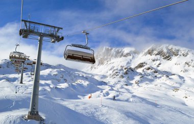 SOELDEN, AUSTRIA, 10 Ocak 2018: Avusturya 'nın Soelden kentindeki kayak merkezi tepedeki kayak asansörü.
