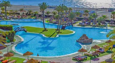 ROQUETAS DE MAR, SPAIN, 20 Temmuz 2014: İspanya 'nın Almerya eyaletinin Roquetas de Mar kentinde popüler bir yaz tatilinde yüzme havuzu üzerinden görüntüleme.