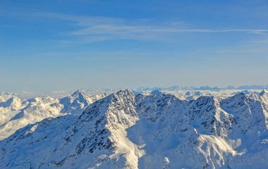 Avusturya 'nın Alp Dağları kış boyunca karla kaplı tepeleri.