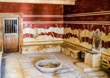 KNOSSOS, CRETE, GREECE, 21 Temmuz 2015: Avrupa 'nın en eski taht odası kabul edilen Taht Odası, 15. yüzyıl boyunca saray kompleksi Knossos' un içinde törensel amaçlar için inşa edilmiş bir oda.