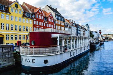 COPENHAGEN, DENMARK, 10 Ekim 2015: Eski gemiler Nyhavn veya Yeni Liman kanalı ve güney yakasında sıralandılar..